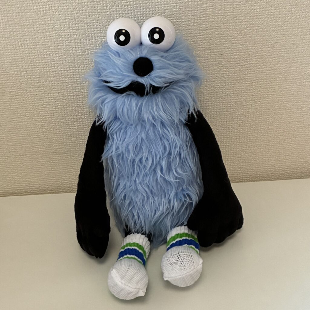 記事執筆者が購入したスンスンのぬいぐるみとパピコセーター